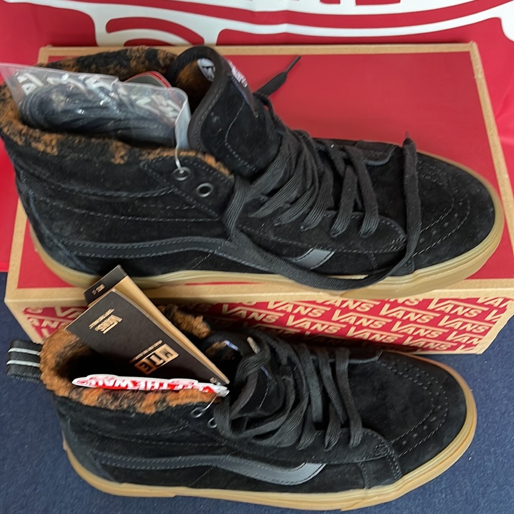 Vans Men’s Sk8-Hi Mte-1
Black/Gum
VN0A5HZYB9M
 boots - sneakers - athletic - Picture 5 of 16